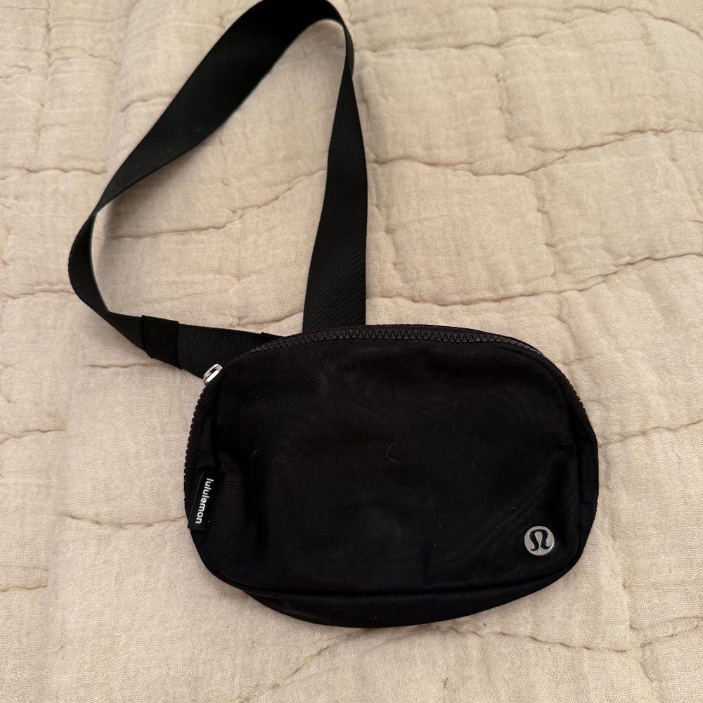 Lululemon Everywhere Belt Bag Black